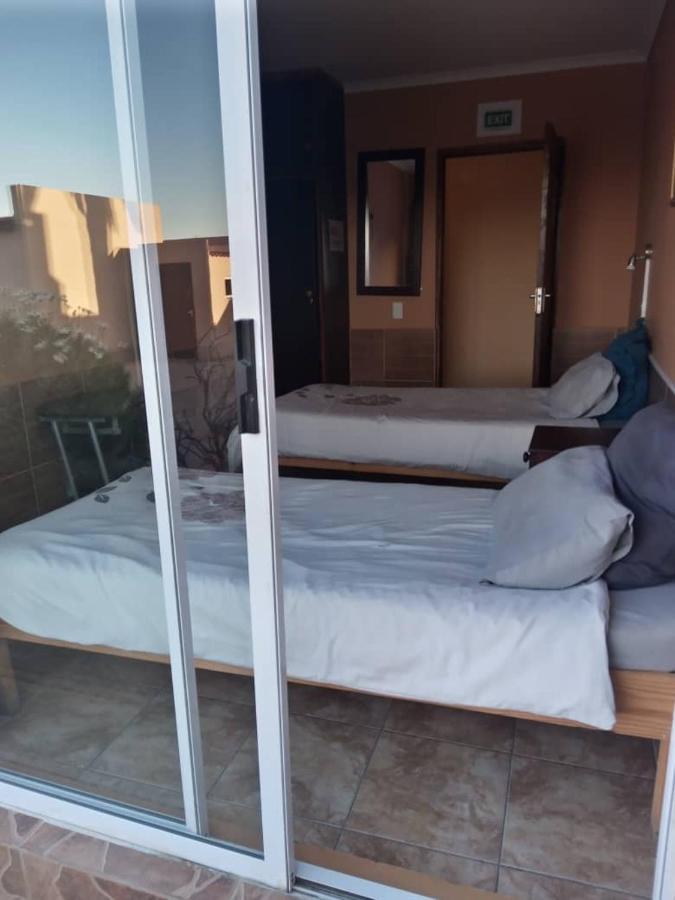 Skippers Backpackers Cc Уолфиш-Бей Экстерьер фото