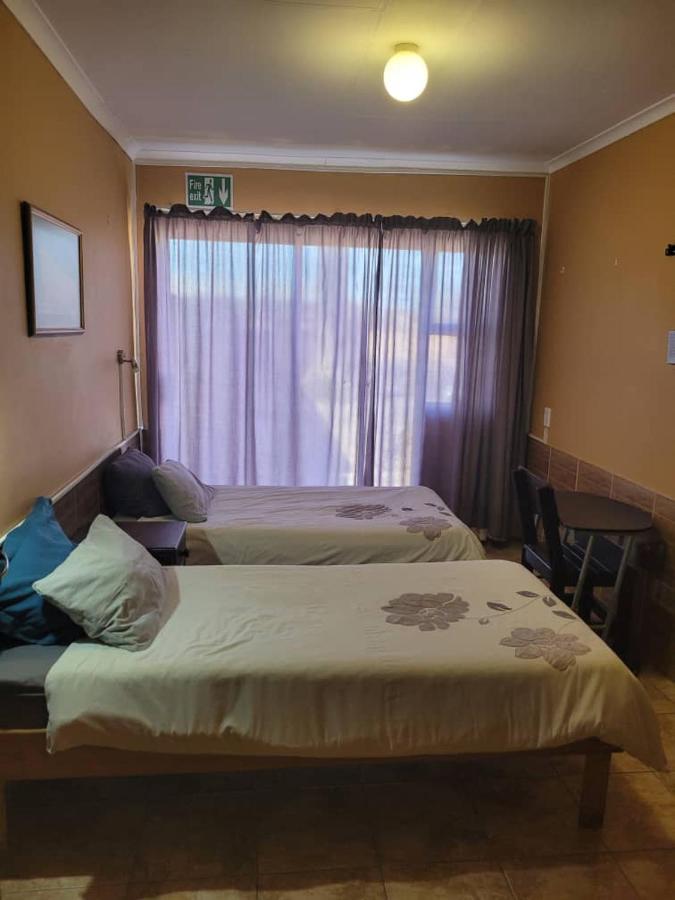 Skippers Backpackers Cc Уолфиш-Бей Экстерьер фото